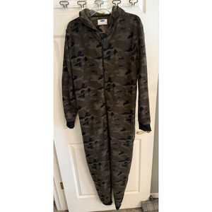 Old Navy camouflage fleece hooded onesie Size medium